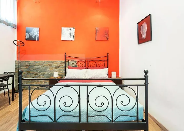 And Cozy Loft With Courtyard 볼로냐