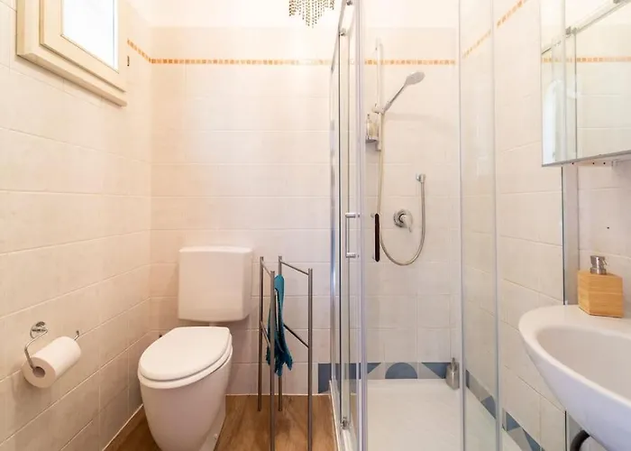 And Cozy Loft With Courtyard 볼로냐